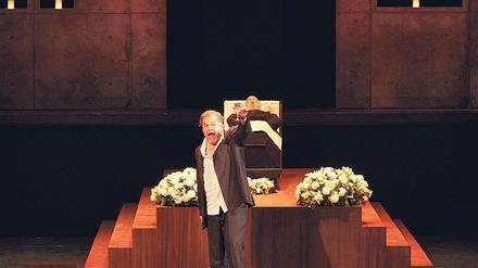 Mimikmeister. Michael Volle singt den alternden Don Giovanni. Hinter ihm wartet schon der untote Komtur (Peter Rose) darauf, Gericht zu halten. 