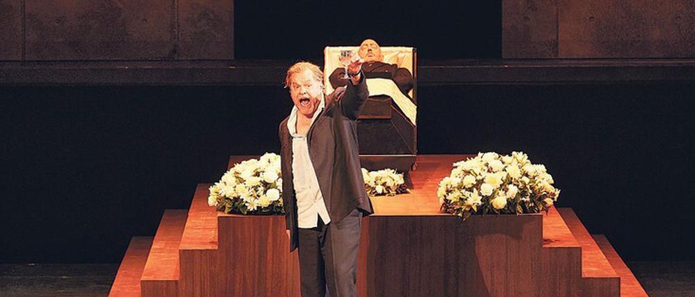 Mimikmeister. Michael Volle singt den alternden Don Giovanni. Hinter ihm wartet schon der untote Komtur (Peter Rose) darauf, Gericht zu halten. 