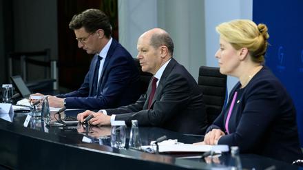 Zugeständnisse und Vertröstungen: Bundeskanzler Olaf Scholz nach der Bund-Länder-Runde mit NRW-Ministerpräsident Hendrik Wüst und Franziska Giffey (SPD), Regierende Bürgermeisterin von Berlin.