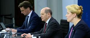Zugeständnisse und Vertröstungen: Bundeskanzler Olaf Scholz nach der Bund-Länder-Runde mit NRW-Ministerpräsident Hendrik Wüst und Franziska Giffey (SPD), Regierende Bürgermeisterin von Berlin.