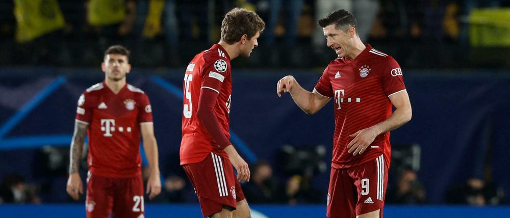 Mensch, Thomas. Müller (li.) und Robert Lewandowski im Gespräch.
