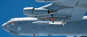 Eine Hyperschall-Rakete der US Air Force ist auf einem Testflug zu sehen.