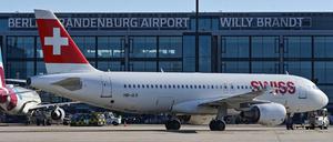 Bis so eine Maschine abhebt, müssen viele Leute Hand anlegen: ein Passagierflugzeug der Fluggesellschaft Swiss Air am Hauptstadtflughafen Berlin-Brandenburg (BER).