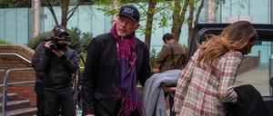 Boris Becker steigt mit seiner Frau nach der Verhandlung in ein Auto. 