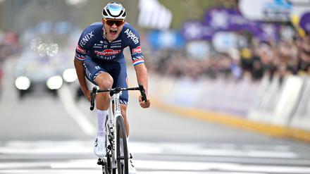 Der Niederländer Mathieu van der Poel überquerte als Erster die Ziellinie bei der Flandern-Rundfahrt.