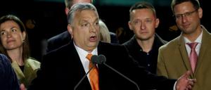 Ungarns Regierungschef Orbán spricht nach der Wahl zu seinen Unterstützern.