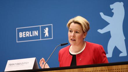 Die Regierende Buergermeisterin Franziska Giffey waehrend einer Pressekonferenz ueber die erste 100 Tage des rot-gruen-roten Senat in Berlin am 31. Maerz 2022. 100 Tage Rot-Gruen-Rot Senat in Berlin *** The Governing Mayor Franziska Giffey during a press conference on the first 100 days of the red green red Senate in Berlin on 31 March 2022 100 days red green red Senate in Berlin