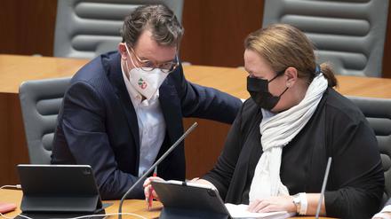 Der NRW-Ministerpräsident Wüst mit seiner Umweltministerin Heinen-Esser im Düsseldorfer Parlament (Archivbild).