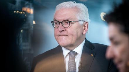 Bundespräsident Frank-Walter Steinmeier steht im Studio beim ZDF-"Morgenmagazin" vor Ort am Berliner Hauptbahnhof, rechts Moderatorin Dunja Hayali.