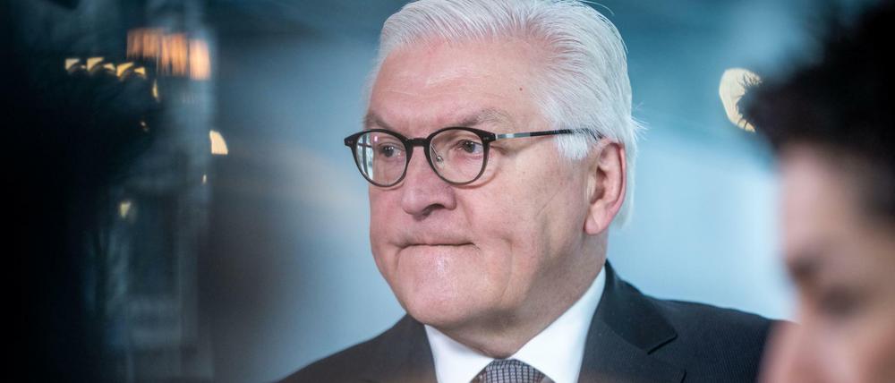 Bundespräsident Frank-Walter Steinmeier steht im Studio beim ZDF-"Morgenmagazin" vor Ort am Berliner Hauptbahnhof, rechts Moderatorin Dunja Hayali.