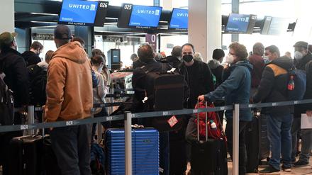 Passagiere am Hauptstadtflughafen BER müssen sich während der Ferienzeit auf längere Wartezeiten bei der Abfertigung einstellen.