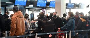 Passagiere am Hauptstadtflughafen BER müssen sich während der Ferienzeit auf längere Wartezeiten bei der Abfertigung einstellen.