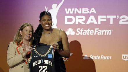 Da kommt Freude auf. Nyara Sabally beim Draft mit ihrem künftigen Trikot von New York Liberty.