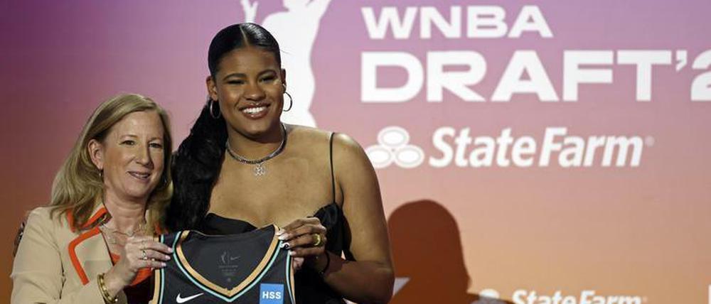Da kommt Freude auf. Nyara Sabally beim Draft mit ihrem künftigen Trikot von New York Liberty.