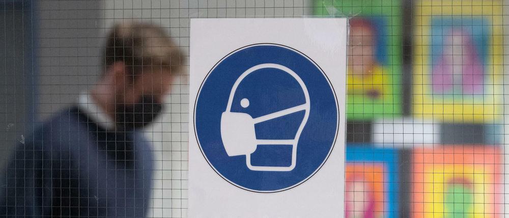 Maske tragen in der Schule.