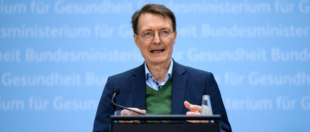 Der Bundesminister für Gesundheit Lauterbach äußert sich bei einer Pressekonferenz.