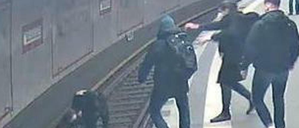 Der Retter vom Gleis soll geehrt werden, die Polizei sucht als Zeugin auch eine Frau (im Bild ist sie die zweite von rechts).