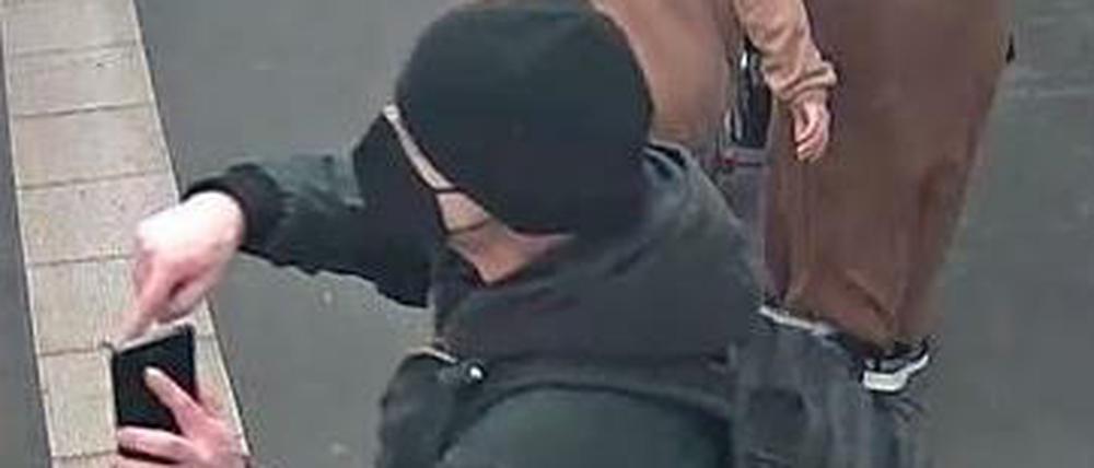 Dieser Mann soll einen 52-Jährigen auf die U-Bahngleise am Alexanderplatz geschubst haben.