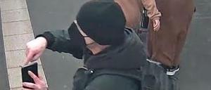 Dieser Mann soll einen 52-Jährigen auf die U-Bahngleise am Alexanderplatz geschubst haben.
