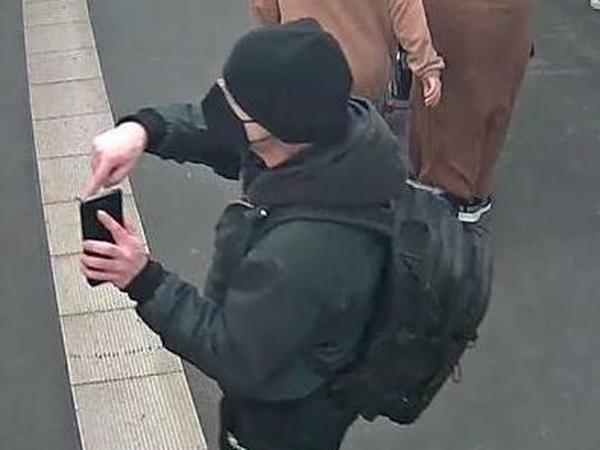 Dieser Mann soll einen 52-Jährigen auf die U-Bahngleise am Alexanderplatz geschubst haben.