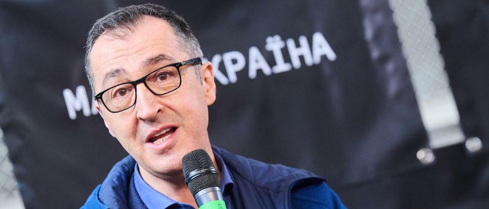 Cem Özdemir (Bündnis 90/Die Grünen), Bundesminister für Ernährung und Landwirtschaft, spricht auf der Bühne in der Markthalle Neun bei der Veranstaltung «Leuchtturm Ukraine», die von einer Allianz ukrainischer Organisationen veranstaltet wird. NGOs präsentieren hier ihre Arbeit bei der Hilfe für Geflüchtete und Informationen zum Freiwilligen-Engagement. Es gibt dazu auch konkrete Angebote, die sich an Menschen aus der Ukraine richten.