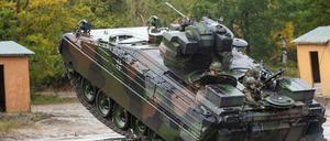 Ein Schützenpanzer „Marder“ nimmt an einer Übung der Bundeswehr teil.