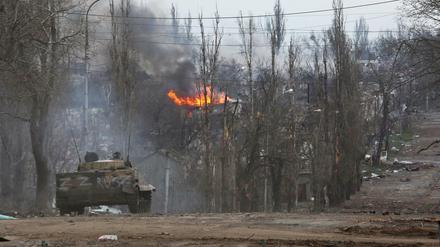 Ein Panzerfahrzeug der pro-russischen Truppen in Mariupol.