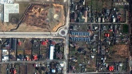 Die Jablonska Straße in Butscha von oben nach unten verlaufend.
