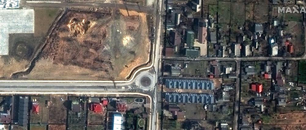 Die Jablonska Straße in Butscha von oben nach unten verlaufend.