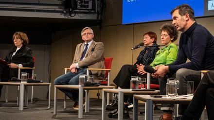 Auf dem Podium (v.r.): Volker Weichsel, Sasha Marianna Salzmann, Sergei Loznitsa (hinter ihm die Ukrainisch-Übersetzerin), Jeanine Meerapfel. Online: Svetlana Lavochkina. 