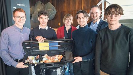 Das Bach-Gymnasium entsandte Schüler und Schulleitung, um seine Spende zu übergeben.