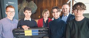 Das Bach-Gymnasium entsandte Schüler und Schulleitung, um seine Spende zu übergeben.