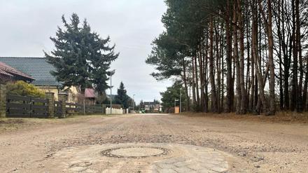 Oranienburg: Blick auf eine unbefestigte Sandstraße. 