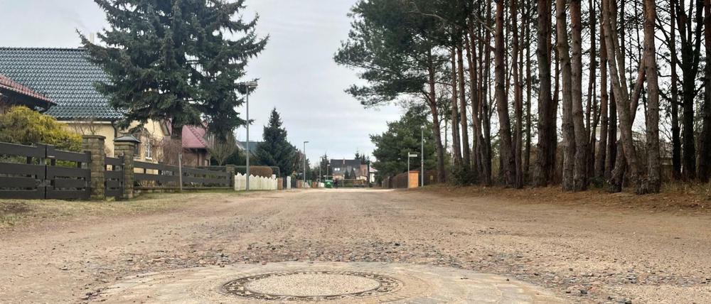 Oranienburg: Blick auf eine unbefestigte Sandstraße. 