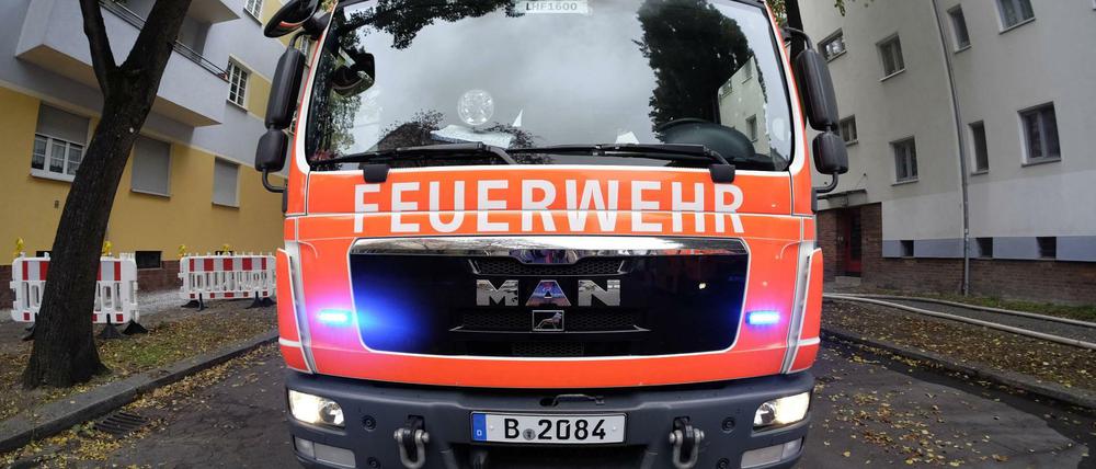 Löschfahrzeug der Berliner Feuerwehr im Einsatz. (Symbolbild)