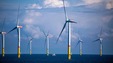 Ein Arbeitsschiff bringt Monteure zu Windrädern, die in der Ostsee zwischen den Inseln Rügen und Bornholm (Dänemark) stehen.