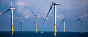 Ein Arbeitsschiff bringt Monteure zu Windrädern, die in der Ostsee zwischen den Inseln Rügen und Bornholm (Dänemark) stehen.