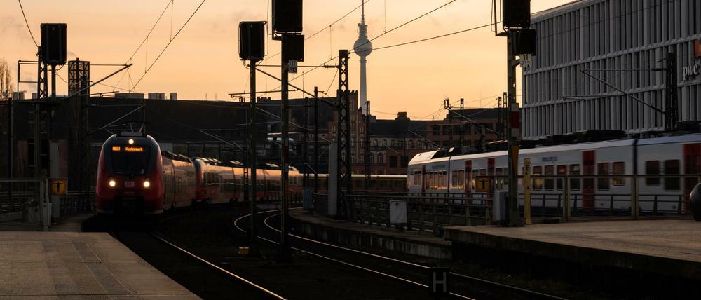 Hier müssen die Bauarbeiter ran: Züge fahren fahren über die Humboldthafenbrücke in den Berliner Hauptbahnhof.