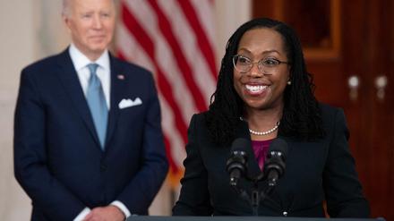 Historische Premiere: Die erste schwarze Verfassungsrichterin der USA, Ketanji Brown Jackson - und Joe Biden als der Präsident, der das ermöglicht hat.