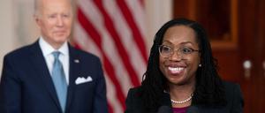 Historische Premiere: Die erste schwarze Verfassungsrichterin der USA, Ketanji Brown Jackson - und Joe Biden als der Präsident, der das ermöglicht hat.