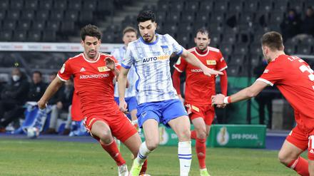Herthas Suat Serdar (re.) im Zweikampf mit Rani Khedira. 