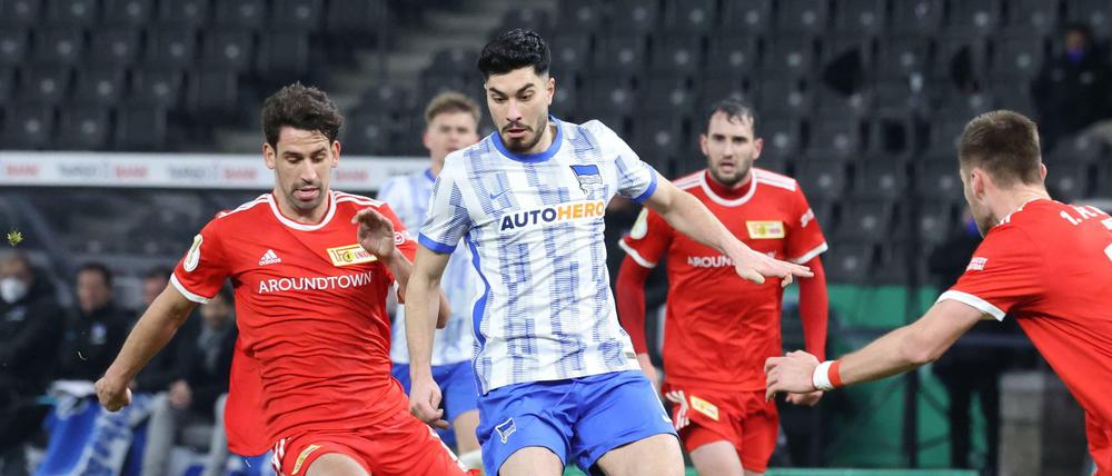 Herthas Suat Serdar (re.) im Zweikampf mit Rani Khedira.