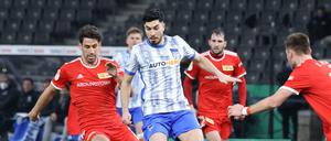 Herthas Suat Serdar (re.) im Zweikampf mit Rani Khedira. 