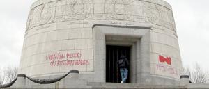 07.04.2022, Berlin: Unbekannte haben auf das sowjetische Ehrenmal im Bezirk Treptow mit roter Farbe Parolen gegen den Krieg in der Ukraine und gegen Putin gesprüht. Foto: Wolfgang Kumm/dpa +++ dpa-Bildfunk +++