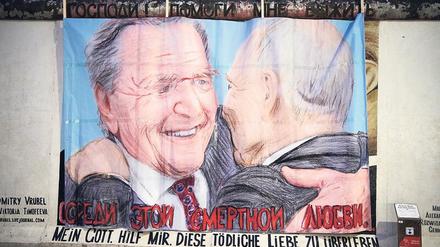 Schröder und Putin in herzlicher Umarmung auf einem Bild an der Berliner East Side Gallery 