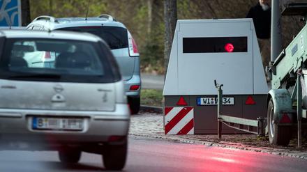 Die gepanzerten Blitzer-Anhänger der Polizei kosten 120.000 Euro pro Stück, finanzieren sich also schnell selbst. 
