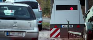 Die gepanzerten Blitzer-Anhänger der Polizei kosten 120.000 Euro pro Stück, finanzieren sich also schnell selbst. 