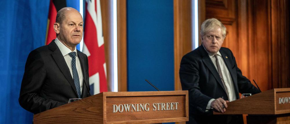 Bundeskanzler Olaf Scholz (SPD) gibt zusammen mit Premier Boris Johnson nach den Gesprächen eine Pressekonferenz.