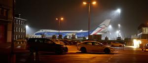 Die Frachtmaschine auf dem Flughafen Hahn in Rheinland-Pfalz.