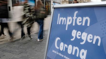 Ein Aufsteller in Leipzig wirbt für die Corona-Impfung. 